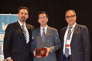 Dr. Richard Yu receives his IEEE Fellows Award.